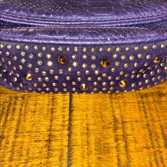 Caché Purple Crossbody Bag with Gold Accents. Ventige - Picture 2 of 10